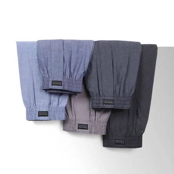 5 Ensfarvede Vævede Boxershorts hænger på væg
